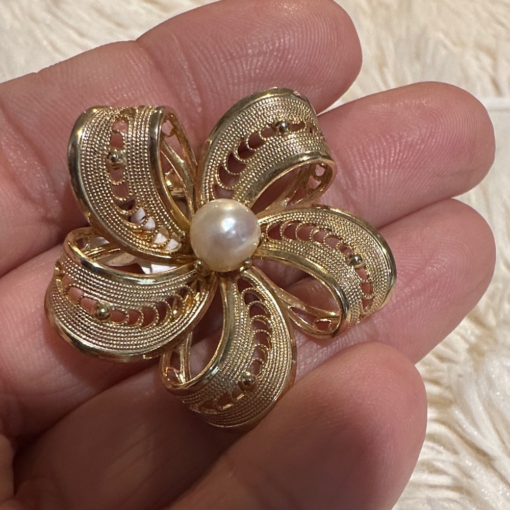 Vintage Elegant Gold Flower Brooch with Pearl Center
